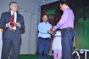 Director MNNIT presenting the momento to Dr J K Jain